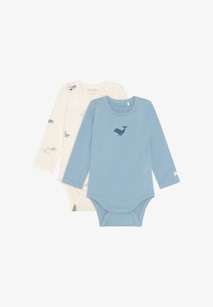 Dwa niemowlęce body z długim rękawem, jedno jasnoniebieskie z grafiką wieloryba, drugie ecru z wieloma wzorami wielorybów, rozłożone na płasko na białym tle.