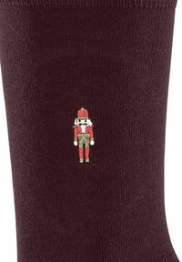 Calzino in cotone borgogna con finitura testurizzata, caratterizzato da un piccolo design di un soldatino in verde e rosso ricamato sul lato.