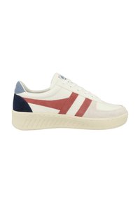 Baskets blanches avec des accents en daim rouge et bleu. Bout arrondi, rayures latérales texturées et une épaisse semelle off-white avec des crans.