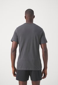 Nike Performance TEE GYM KIT - T-skjorte til trening - anthracite