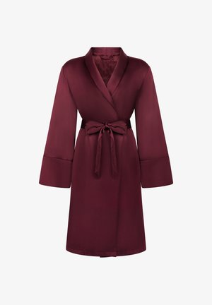 Burgundy satin morgenkåbe med bælte i taljen, sjalskrave og lange, brede ærmer. Glat tekstur og knælang kant med kontrasterende manchetter.