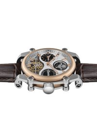 Horloge met een roestvrijstalen en roségouden kast, leren bruine band, zilveren wijzerplaat, zwarte sub-dials en een zichtbaar mechanisch uurwerk.