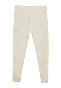 Pantaloni cargo color crema con vestibilità affusolata, polsini elasticizzati e due tasche laterali, caratterizzati da una texture liscia e un sottile dettaglio di branding.