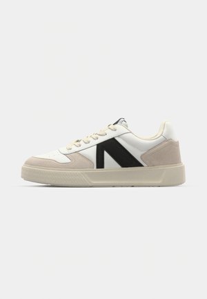 White and beige sneaker with a black accent, featuring a textured sole, smooth and suede materials, and a classic lace-up design.