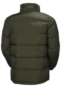 Olijfgroene pufferjack gemaakt van nylon. Voorzien van een hoge kraag en horizontaal gestikte uitstraling, met het merklogo op de rug.