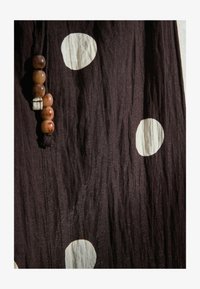 Sélectionné, chocolate brown