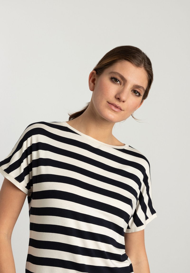 Gestreepte shirt met korte mouwen in marineblauw en crème horizontale stripes, met een relaxte pasvorm en een ronde halslijn. Zachte stoftextuur.