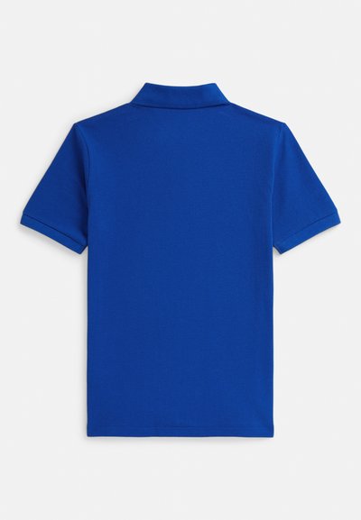 Niebieska koszulka polo, krótkie rękawy, kołnierzyk, teksturowana tkanina, jednolity kolor, bez widocznych wzorów ani ozdób. Tylko widok z tyłu.