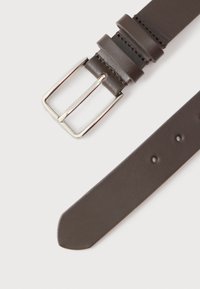 Ceinture en cuir marron avec une boucle rectangulaire argentée brillante. La lanière présente des coutures et plusieurs trous pour l'ajustement. Texture lisse.