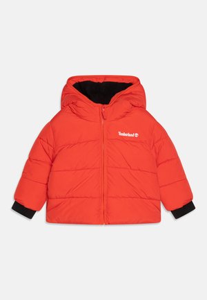 Svetlo oranžna podložena otroška jakna s kapuco, črna notranja podloga, črni manšeti na rokavih, sprednji zadrgi in majhnim belim Timberland logotipom na prsih.