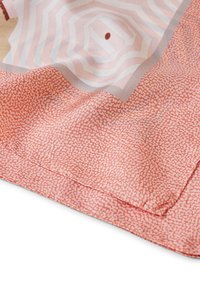 Écharpe rose à motifs avec une base texturée et un design géométrique, bordée de contours lisses, présentée pliée.
