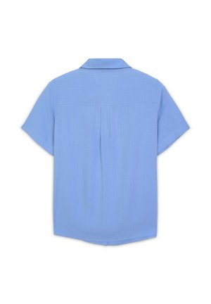 Chemise à manches courtes en tissu bleu clair, dotée d'un col classique et d'un pli dans le dos pour un détail supplémentaire. Texture lisse, silhouette décontractée.