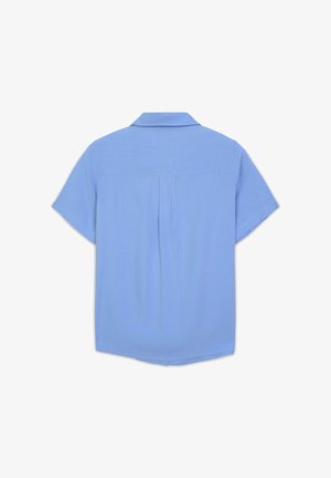 Chemise à manches courtes en tissu bleu clair, dotée d'un col classique et d'un pli dans le dos pour un détail supplémentaire. Texture lisse, silhouette décontractée.