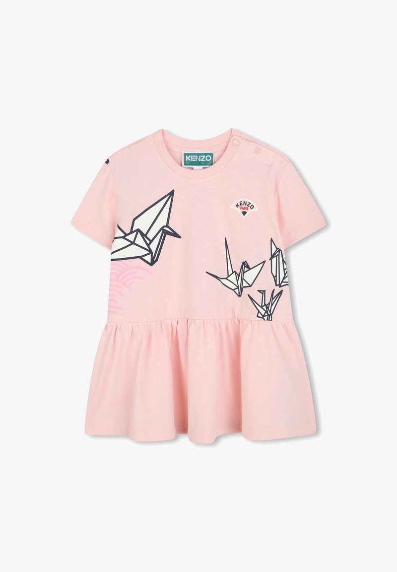 Robe rose clair à manches courtes avec un bas froncé, ornée de graphiques d'oiseaux en origami noirs et d'une étiquette logo KENZO près de l'épaule.