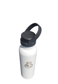 Bottiglia d'acqua in metallo bianco con tappo a vite nero e manico, con un design del logo argentato sul davanti. Texture liscia e forma cilindrica.
