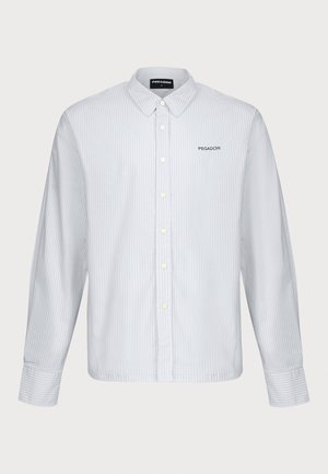 Hvit og lys gråstripet skjorte med klassisk krage, med gule knapper og en svart "PEGADOR"-logo på brystet.