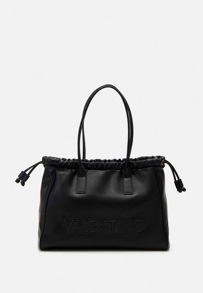 Musta nahkainen olkalaukku, jossa on rypistetty yläosa, kaksinkertaiset kahvat ja kohokuvioitu "VALENTINO" -logo edessä. Laukussa on narukiinnitys ja sileä pinta.