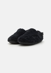 Svarta plyschtofflor med en mjuk, fluffig textur, rund tåform, öppen baksida och ett justerbart svart band för en säker passform.