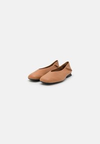 Tanfarbene Ballettschuhe aus Leder mit einer abgerundeten Zehenpartie, minimalistischem Design, elastischen Rändern und einer niedrigen schwarzen Sohle. Glatte Textur, keine zusätzlichen Muster.