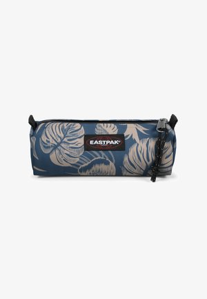 Sininen kynäkotelo, jossa on beige kukkakuvio. Valmistettu kestävästä kankaasta, siinä on musta vetoketju ja Eastpakin logolaatta edessä.