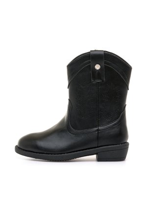Bota vaquera negra hasta media pantorrilla con tacón bajo, patrones de hojas en relieve, lengüeta con botón metálico y punta redondeada, vista de lado.
