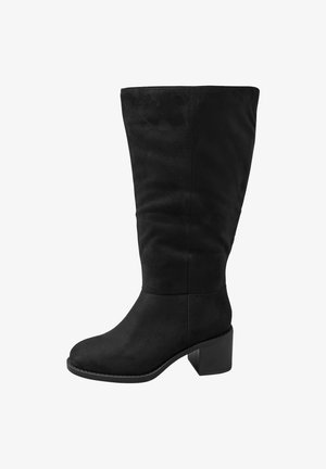 Botte noire montée jusqu'au genou, en matériau ressemblant à du daim, dotée d'un talon carré et d'une texture lisse, avec un design de bout rond.