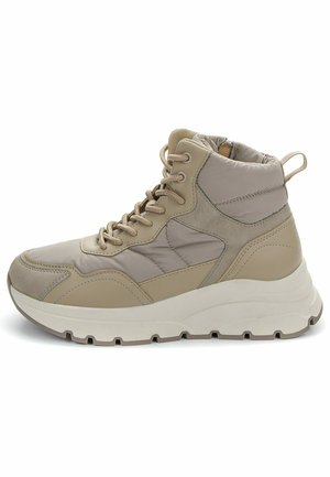 Beige hoge sneakers met een mix van gladde en gestructureerde materialen, vetersluiting aan de voorkant, gevoerde kraag en een dikke witte zool met grip.
