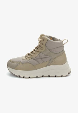 Sneaker alta beige con un mix di materiali lisci e testurizzati, con lacci sul davanti, collo imbottito e suola bianca spessa con grip.