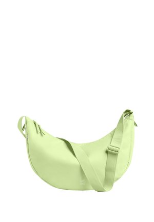 Sac bandoulière vert clair en forme de croissant avec une lanière réglable et une fermeture éclair sur un fond blanc.