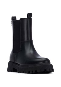 Botín negro hecho de cuero suave con paneles laterales elásticos. Presenta una suela gruesa y robusta para tracción y un refuerzo en la lengüeta del talón.