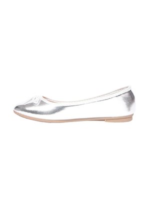 Ballet flat in argento con una finitura metallica lucida, punta arrotondata e un dettaglio decorativo a fiocco sulla parte anteriore. Leggera con suola piatta.
