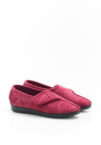 Rode stoffen instap schoenen met bloemmotieven en een klittenbandsluiting. Rond neuspunt en een zwarte rubberen zool voor grip en comfort.