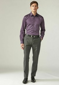 Next TEXTURED TRIMMED REGULAR FIT SINGLE CUFF - Cămașă - damson pink