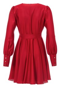 Robe en satin rouge avec de longues manches bouffantes et une taille ceinturée. Présente une fermeture éclair dissimulée au dos et des détails de boutons aux poignets.