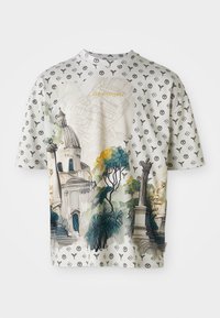 Kortærmet T-shirt i lysegrå stof med et arkitektonisk print; har et gentagende logo mønster og kunstneriske akvarel detaljer.