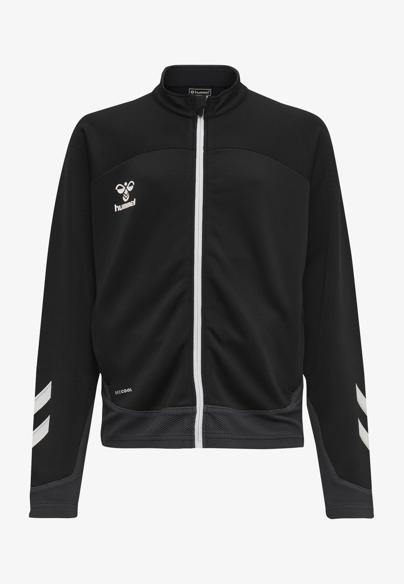 Chaqueta negra con cremallera y logotipo blancos, puños texturizados y acentos de malla. Presenta rayas en forma de flecha blancas en las mangas y un cuello alzado.