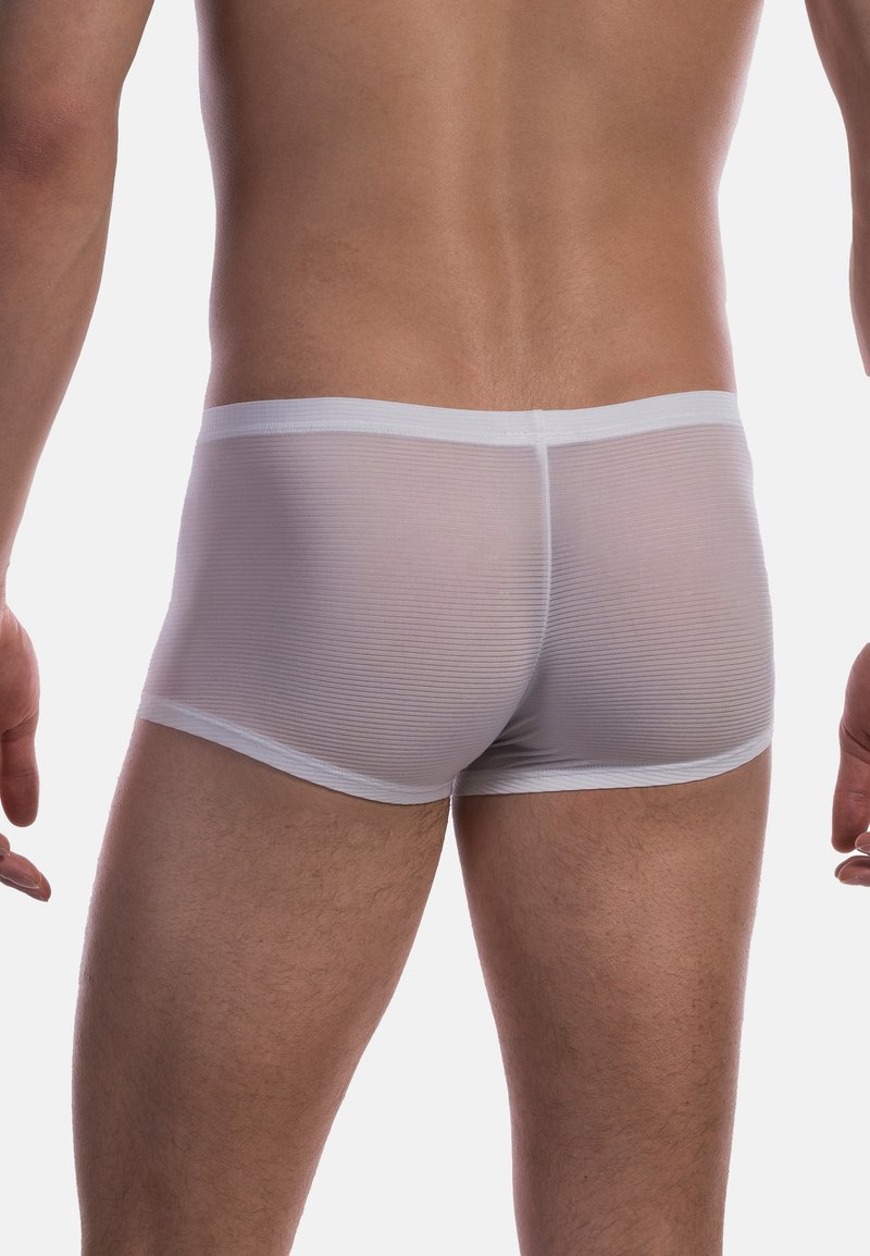 Boxer da uomo bianchi, semi-trasparenti, con texture a righe orizzontali, dotati di una semplice cintura elastica e design aderente.