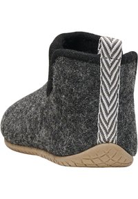 Chausson en feutre gris foncé avec semelle en caoutchouc beige et bordure noire, avec un onglet de tirage à chevrons noir et blanc à l'arrière.