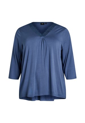 Top azul de cuello en V con ribete de encaje, mangas tres cuartos y un ajuste relajado con un ligero fruncido en la parte delantera.