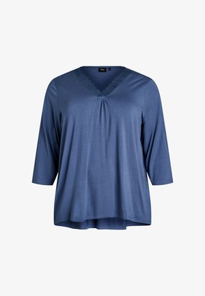 Modrý top s výstřihem do V, krajkovou lemovkou, tříčtvrtečními rukávy a volným střihem s mírným nabíráním vpředu.