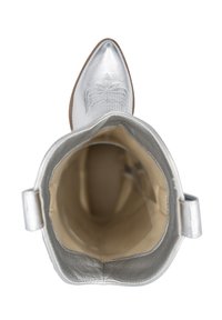 Botín plateado con punta afilada, textura metálica suave y interior beige. Presenta un diseño simple y sin adornos, con pequeñas pestañas laterales.