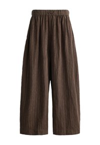 Pantalon large marron avec fines rayures blanches verticales et taille élastique avec cordon de serrage.