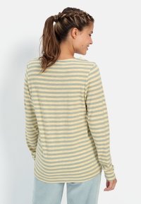 Langarm gestreept shirt in lichtgeel en groen, gemaakt van zachte stof met een ronde halslijn en een relaxte pasvorm. Glad textuur, geen patronen.