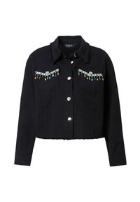 Musta lyhyt farkkutakki, jossa on rispaantunut kaulus, värikkäitä helmi- ja kirjontakoristeita rinnassa sekä hopeiset napit.