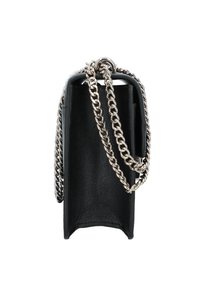Czarna skórzana torebka z srebrnym łańcuszkowym paskiem, prostokątnym kształtem, teksturowaną powierzchnią i otwartym górnym wykończeniem. Charakteryzuje się minimalistycznym stylem.