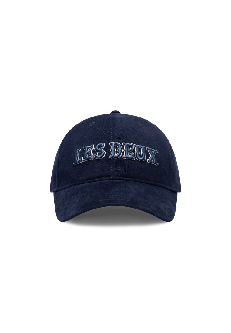 Sötétkék baseballsapka puha anyagból, világoskék hímzett "LES DEUX" felirattal, állítható hátsó pánttal és ívelt karimával.