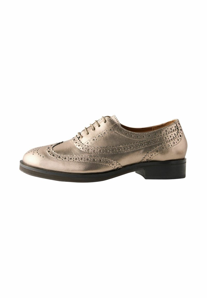 Chaussure oxford en cuir bronze métallisé avec des détails de brogue, bout arrondi et semelle en caoutchouc noir. Dotée d'un système de laçage et d'accents perforés.