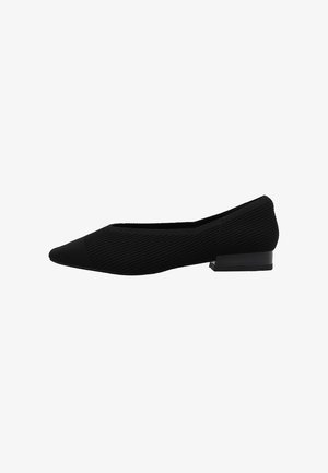 Zapato plano para mujer de tacón bajo negro, con punta puntiaguda y parte superior de tela texturizada, mostrado de perfil sobre fondo blanco.