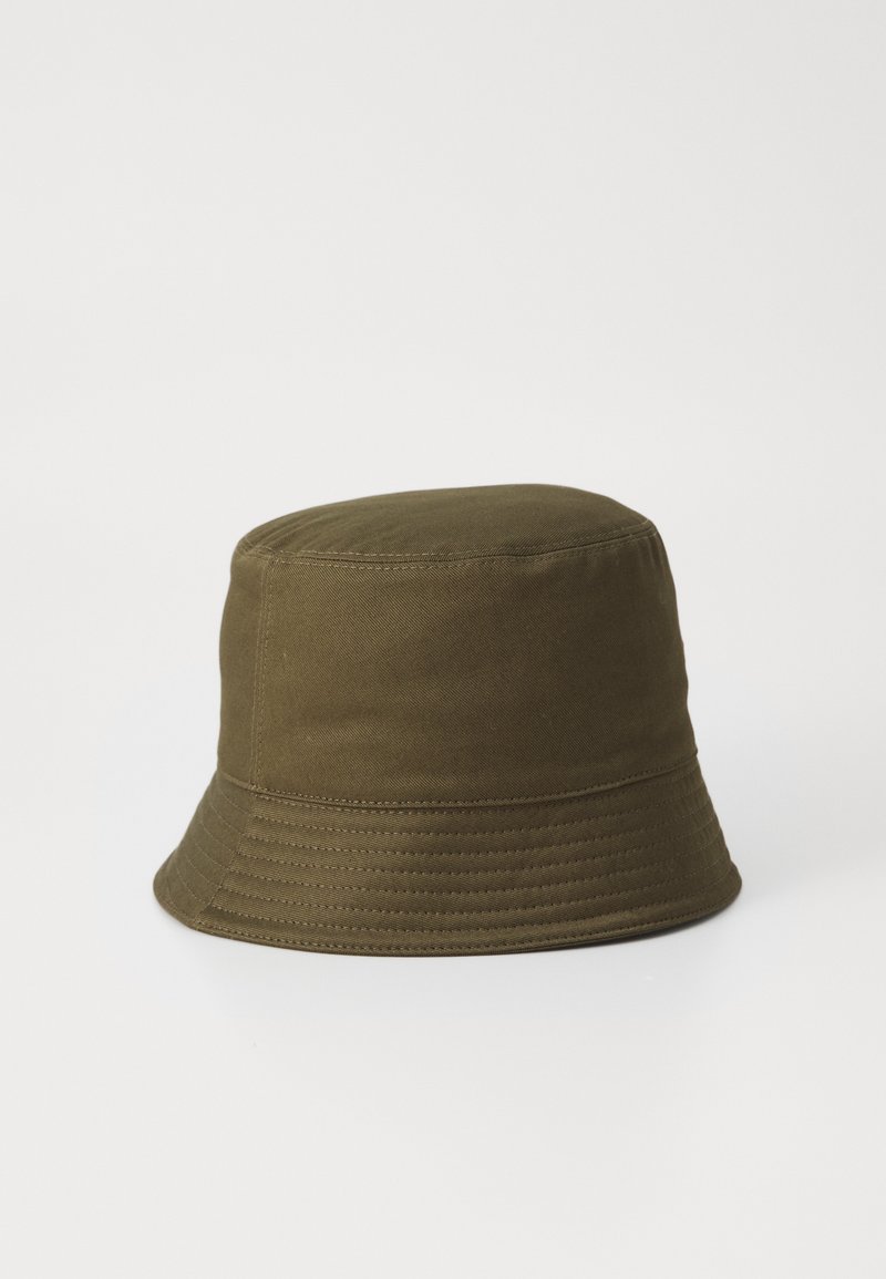 Olivengrüner Bucket Hat aus Baumwolle mit einer weichen Textur, der eine leicht abgerundete Krone und einen breiten, nach unten geneigten Rand aufweist.