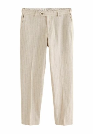 Pantaloni beige su misura con sottili righe verticali, passanti per cintura, tasche laterali e chiusura con un singolo bottone marrone in vita.